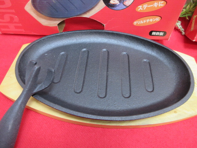 8YY71　未使用 鋳鉄製 直火専用 　ステーキ皿 ステーキパン 木製プレート・ハンドル付 ２セット　鉄板_画像2