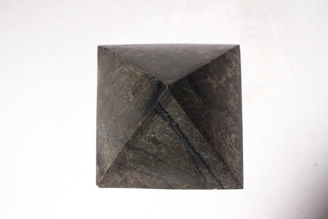 ☆寒椿☆鐵隕石金字塔　幅約8.2cm　重量約464g　(検)隕鉄 石鉄 彫金字塔 ピラミッド型_画像7