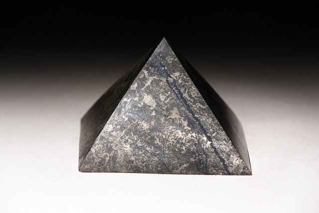 ☆寒椿☆鐵隕石金字塔　幅約8.2cm　重量約464g　(検)隕鉄 石鉄 彫金字塔 ピラミッド型_画像3