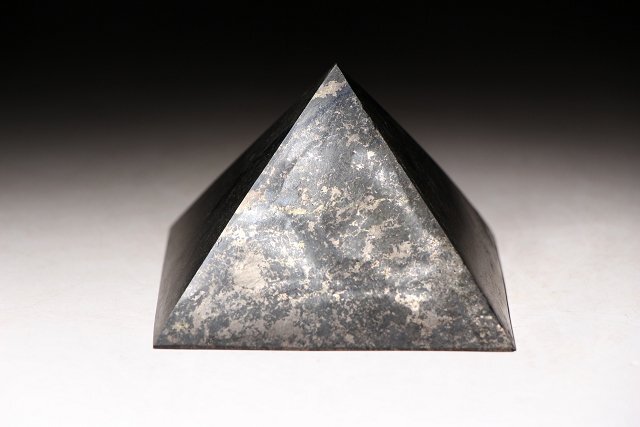 ☆寒椿☆鐵隕石金字塔　幅約8.2cm　重量約464g　(検)隕鉄 石鉄 彫金字塔 ピラミッド型_画像5