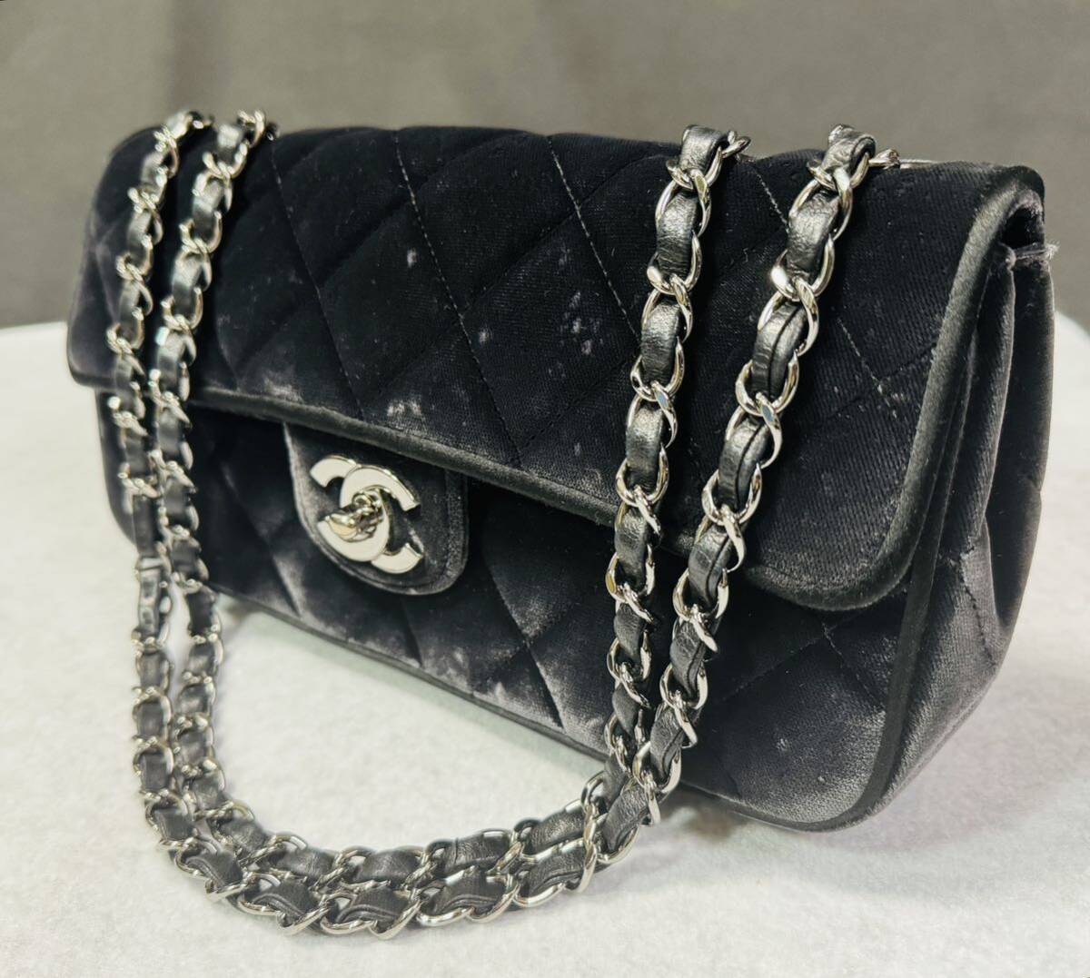 □ CHANEL シャネル ベルベット チェーンショルダーバッグ ココマーク ブラック系 シルバー金具 / 266283 / 516-1 _画像1