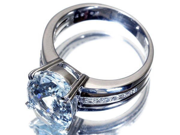 【ジュエリー極】瑞々しい煌き！大粒良質天然アクアマリン5.00ct＆ダイヤモンド0.08ct 高級K9WGリング k8506oi【送料無料】_画像3