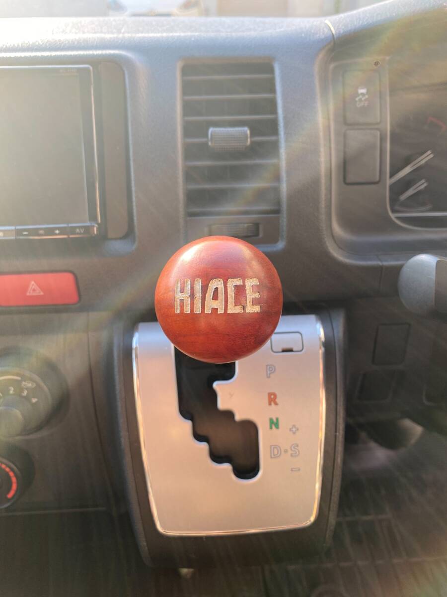 ハイエース HIACE 200系 ウッドシフトノブ 球体 木彫り直径約5cm シフトノブ ロゴ 純正品と取り換え可 ロゴ白の画像4