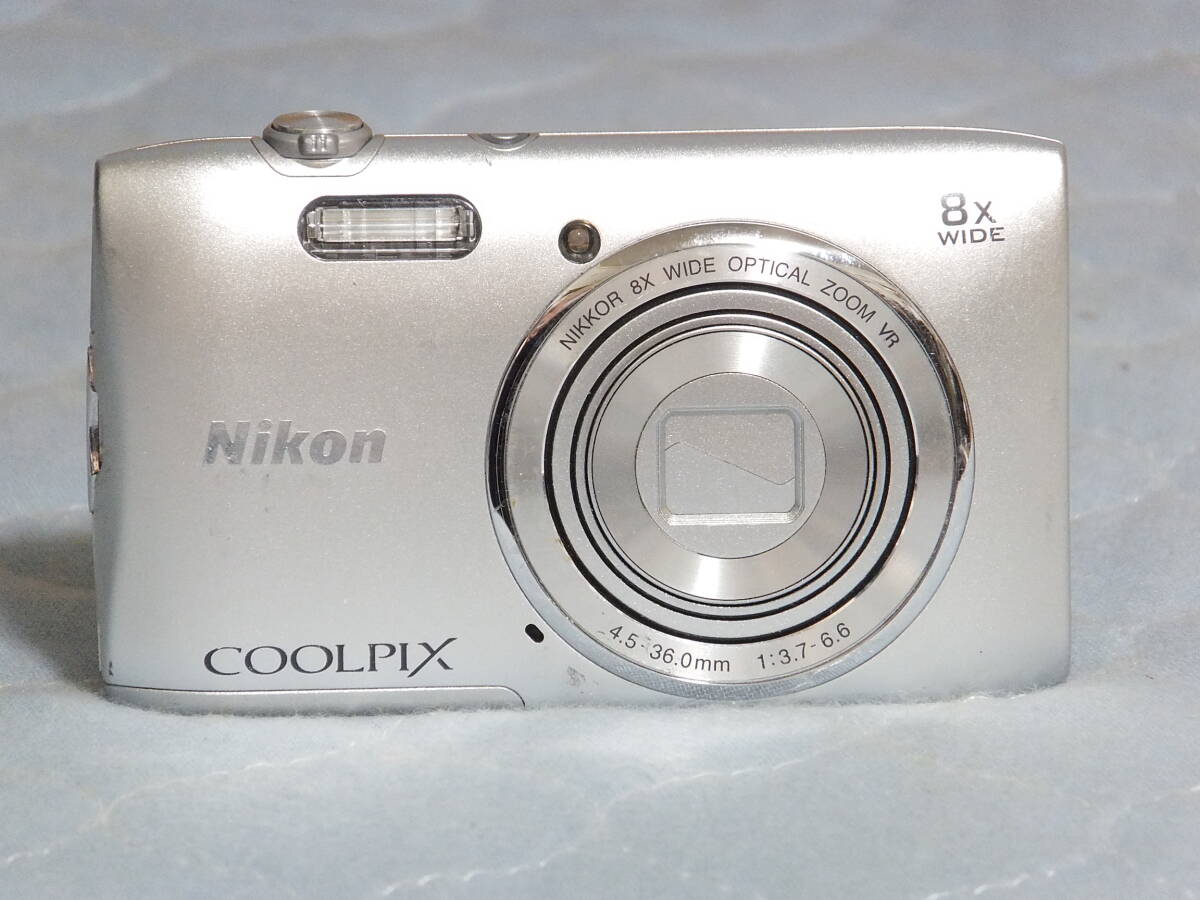 Nikon COOLPIX S3600 デジカメ　本体 バッテリー _画像1