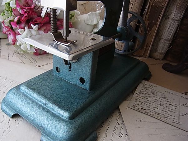 (.) Vintage PIQ-BIEN голубой зеленый. игрушка швейная машина дисплей 