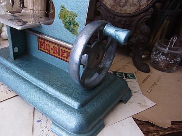 (.) Vintage PIQ-BIEN голубой зеленый. игрушка швейная машина дисплей 
