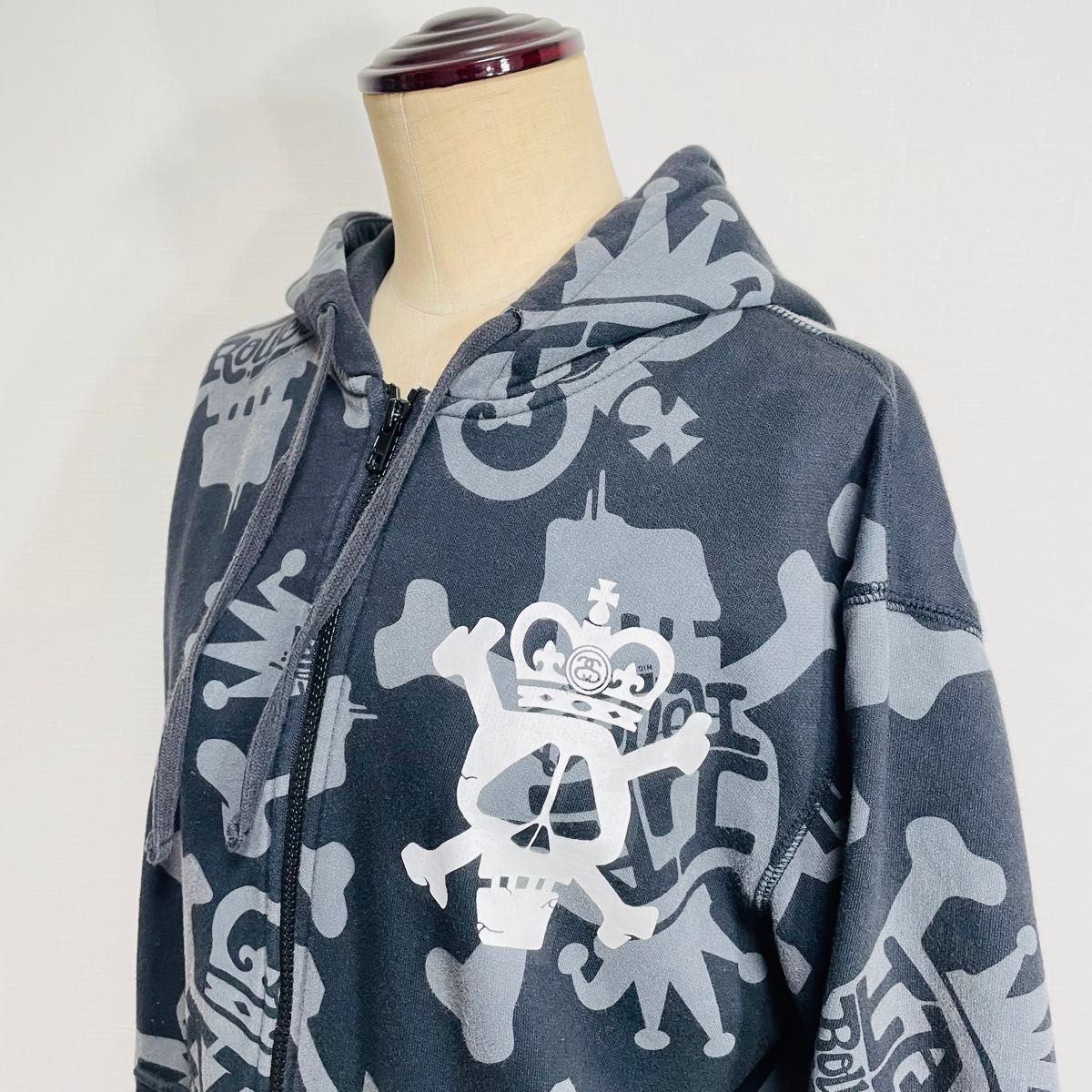 STUSSY ジップパーカー スカル総柄 東京 ジップアップパーカー STUSSY ジップパーカー スカル総柄 東京 ジップアップパーカー