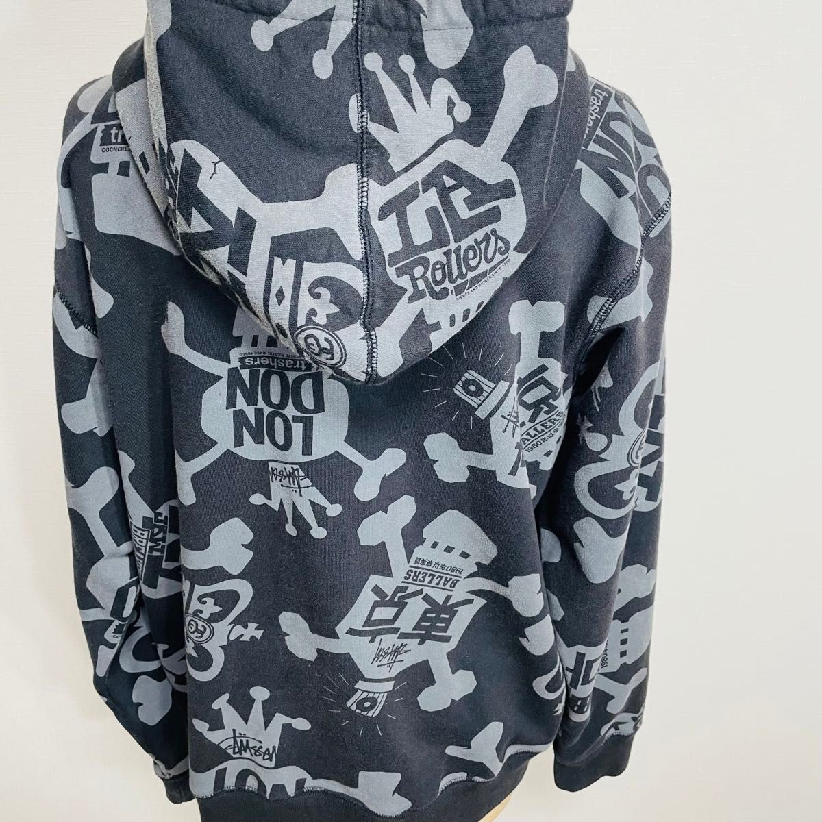 STUSSY ジップパーカー◎スカル総柄 東京 ジップアップパーカー フルジップ ジップアップ STUSSY ジップパーカー◎スカル総柄 東京 ジップアップパーカー フルジップ ジップアップ