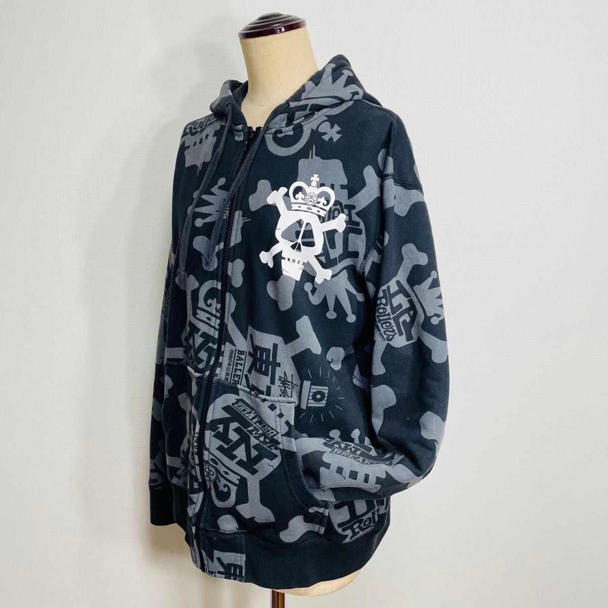 STUSSY ジップパーカー スカル総柄 東京 ジップアップパーカー STUSSY ジップパーカー スカル総柄 東京 ジップアップパーカー