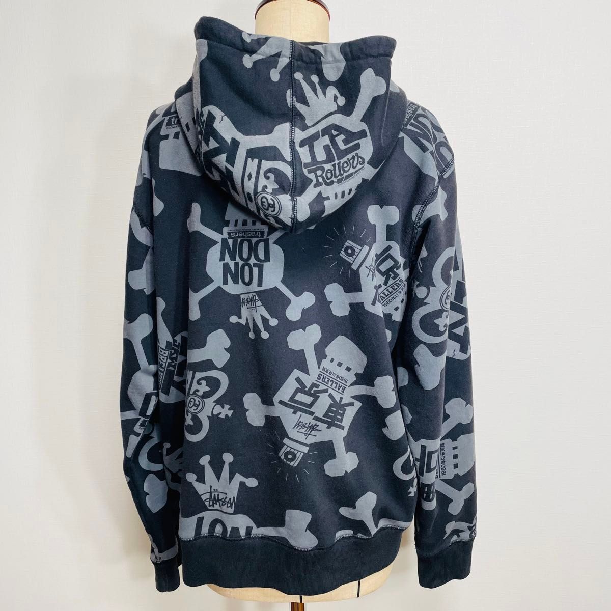 STUSSY ジップパーカー スカル総柄 東京 ジップアップパーカー STUSSY ジップパーカー スカル総柄 東京 ジップアップパーカー