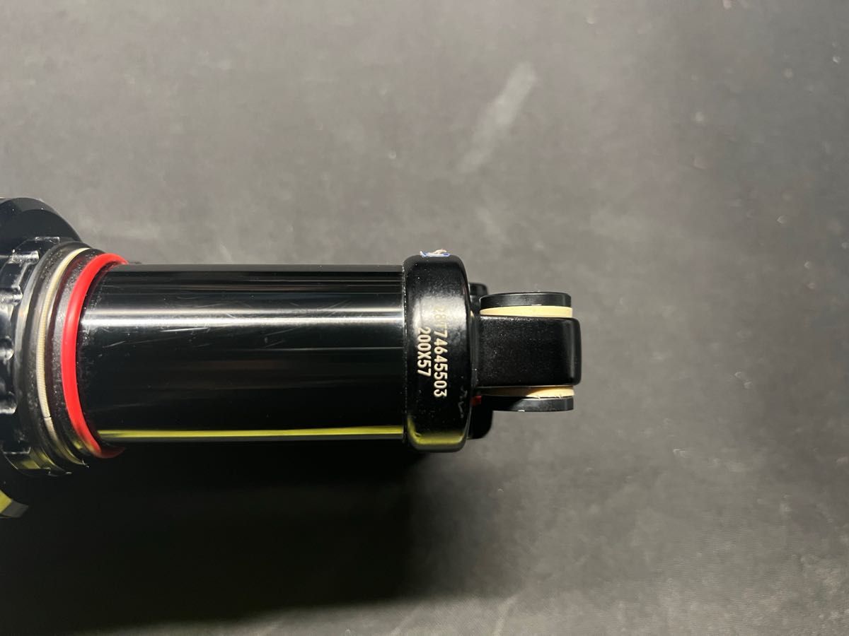 ロックショックス ROCK SHOX Vivid Air R2C 200X57 低走行品 ロックショックス ROCK SHOX Vivid Air R2C 200X57 低走行品