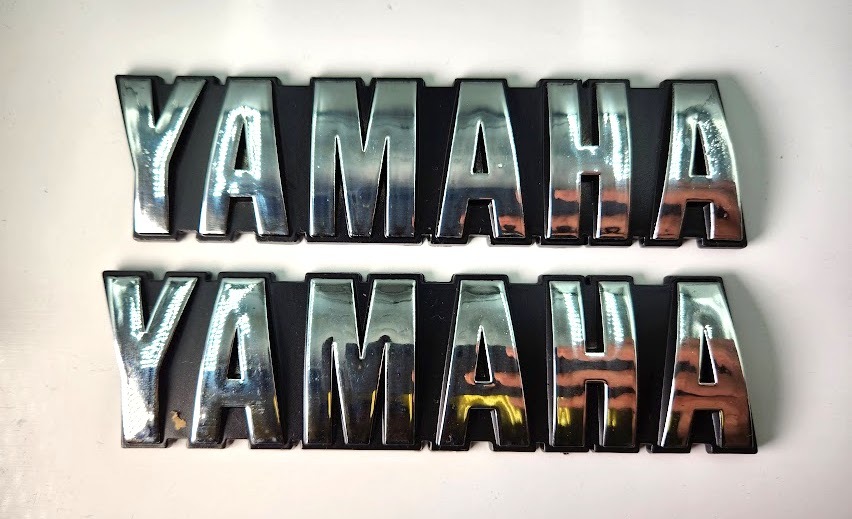YAMAHA タンクエンブレム 2枚セット シルバー 検/ XJ400 XJ400D XJ550 RZ250 RZ350 SR400 旧車 貴重 カスタム マーシャル シビエ CIBIEの画像1