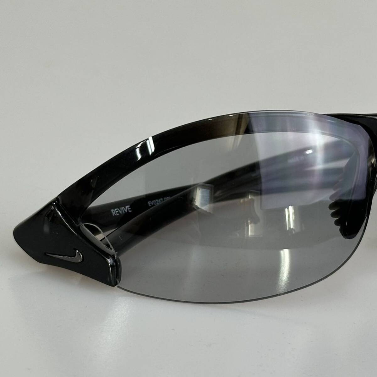NIKE REVIVE EV0296-001 черный × серый спортивные солнцезащитные очки 