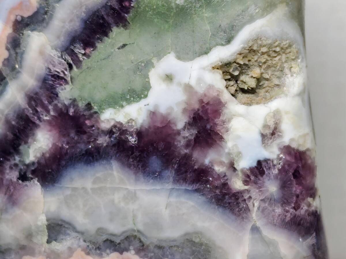 【 紫水晶 】3.4kg アメジスト クォーツ 水晶 原石 鑑賞石 自然石 天然石 水石 鉱物 鉱石 インテリア 置物 