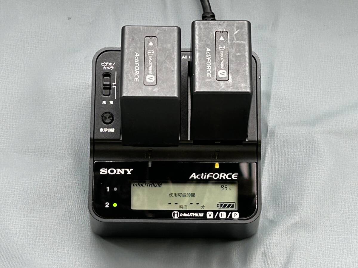SONYビデオカメラ充電器AC-VQV10とバッテリーNP-FV100×2のセット中古品の画像2