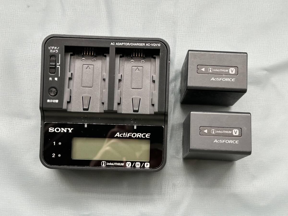 SONYビデオカメラ充電器AC-VQV10とバッテリーNP-FV100×2のセット中古品の画像3