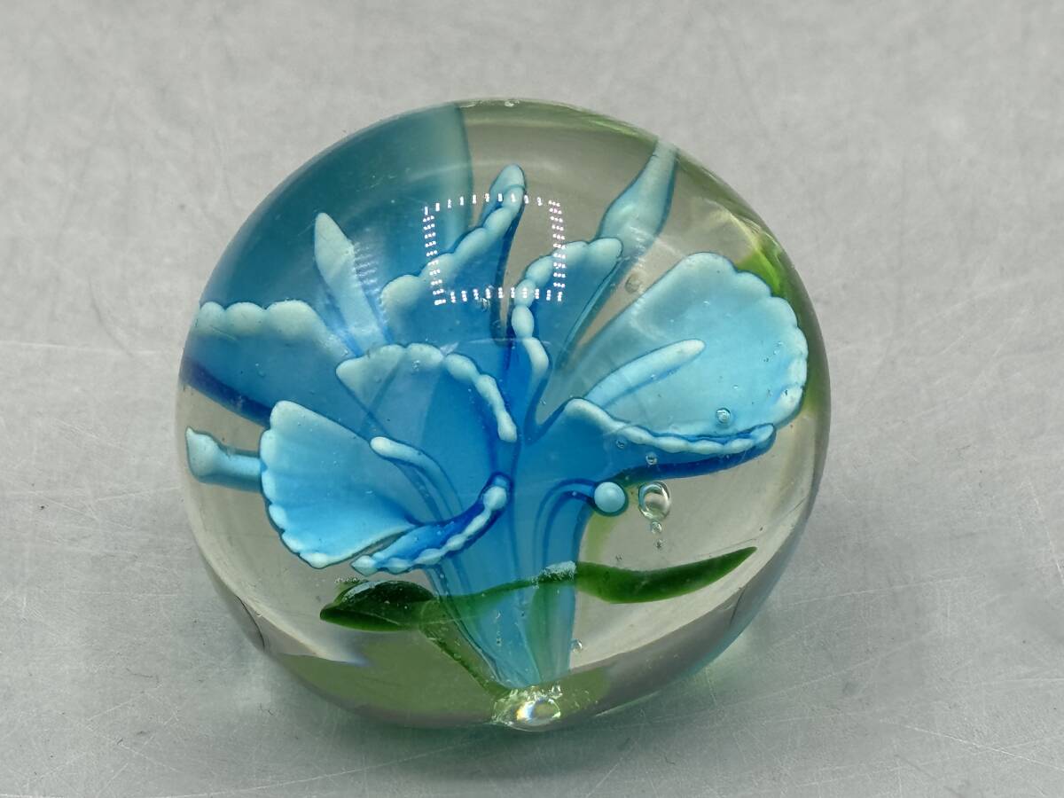  Britain light blue flower paperweight weight 