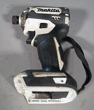 ◎ makita マキタ 充電式 インパクトドライバ 充電器 100V バッテリー 2個付き ※ジャンク品 TD171D_画像2