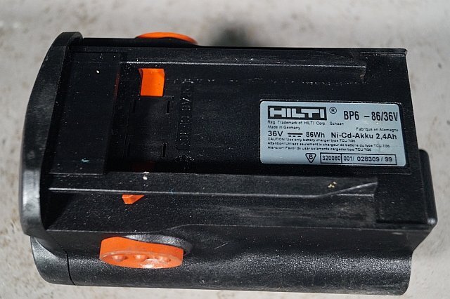 ◎ HILTI ヒルティ 充電式ロータリーハンマードリル 充電器 100V バッテリー 1個付き ※動作確認未チェック TE6-Aの画像6