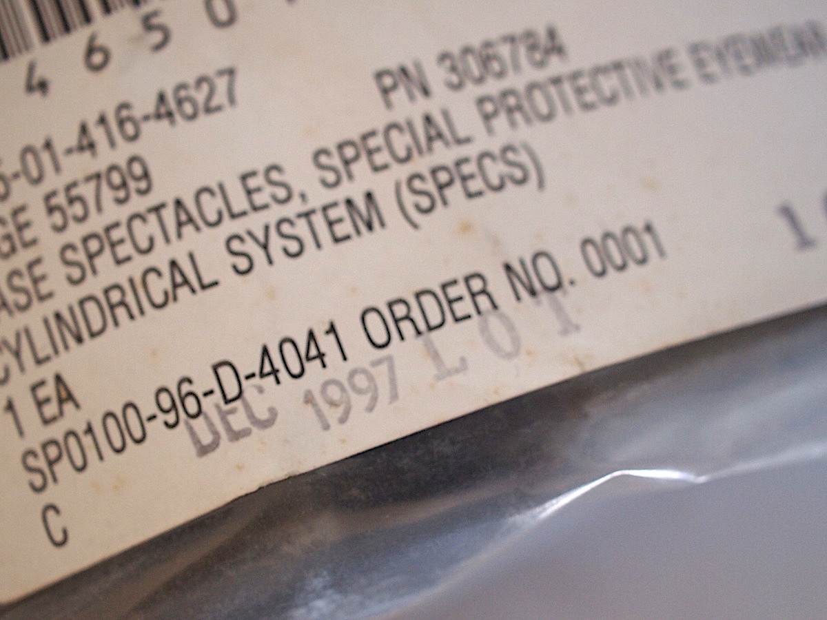 SPECSゴーグルハードケース　レア　米軍放出品　デッドストック　1997年製　　新品未使用　サングラスケース　ESSケース_画像2
