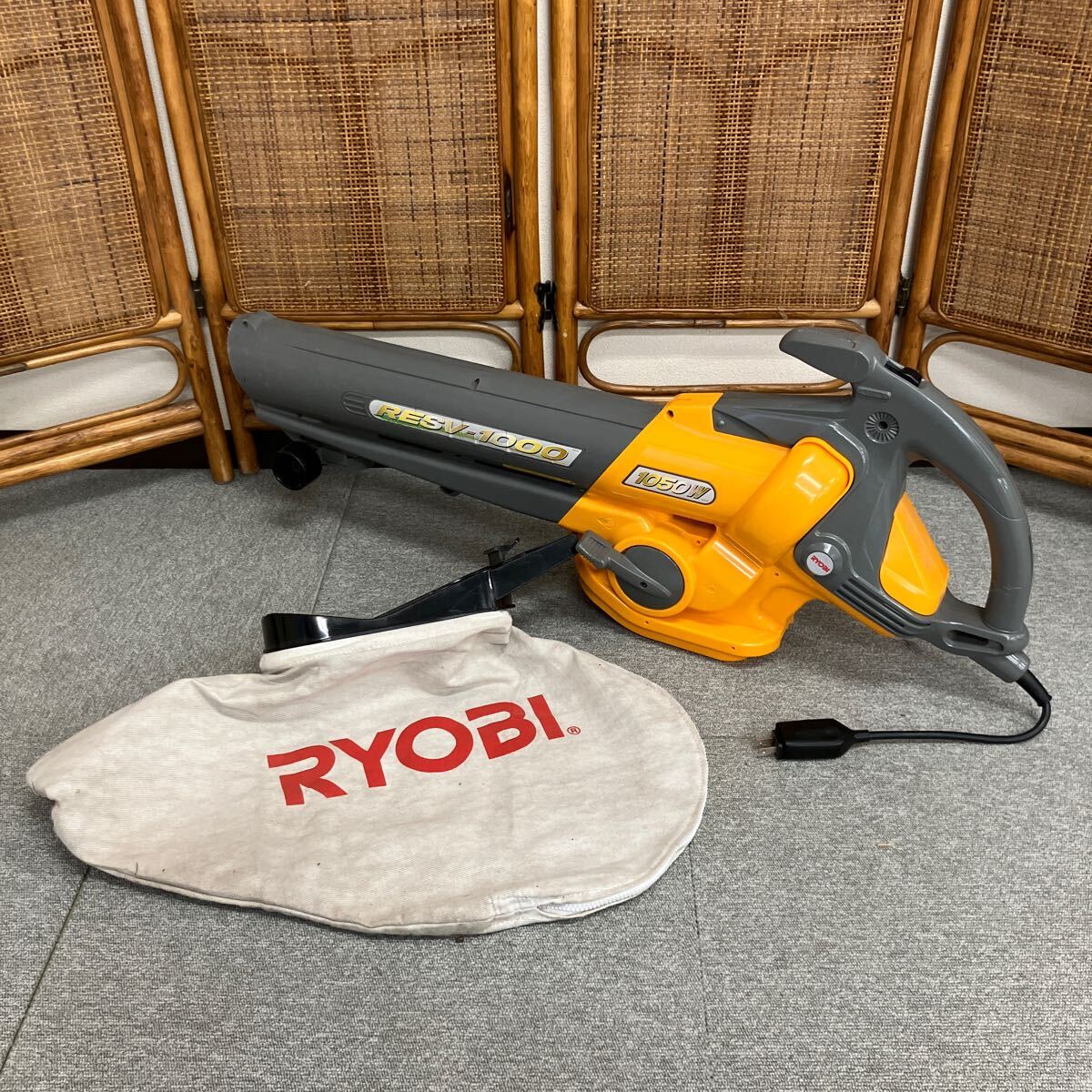 □【売り切り】京セラ RYOBI リョービ ブロワバキューム RESV-1000 野外掃除機 ダストバッグ付属 吹き寄せ 吸い込み 動作確認済み _画像1