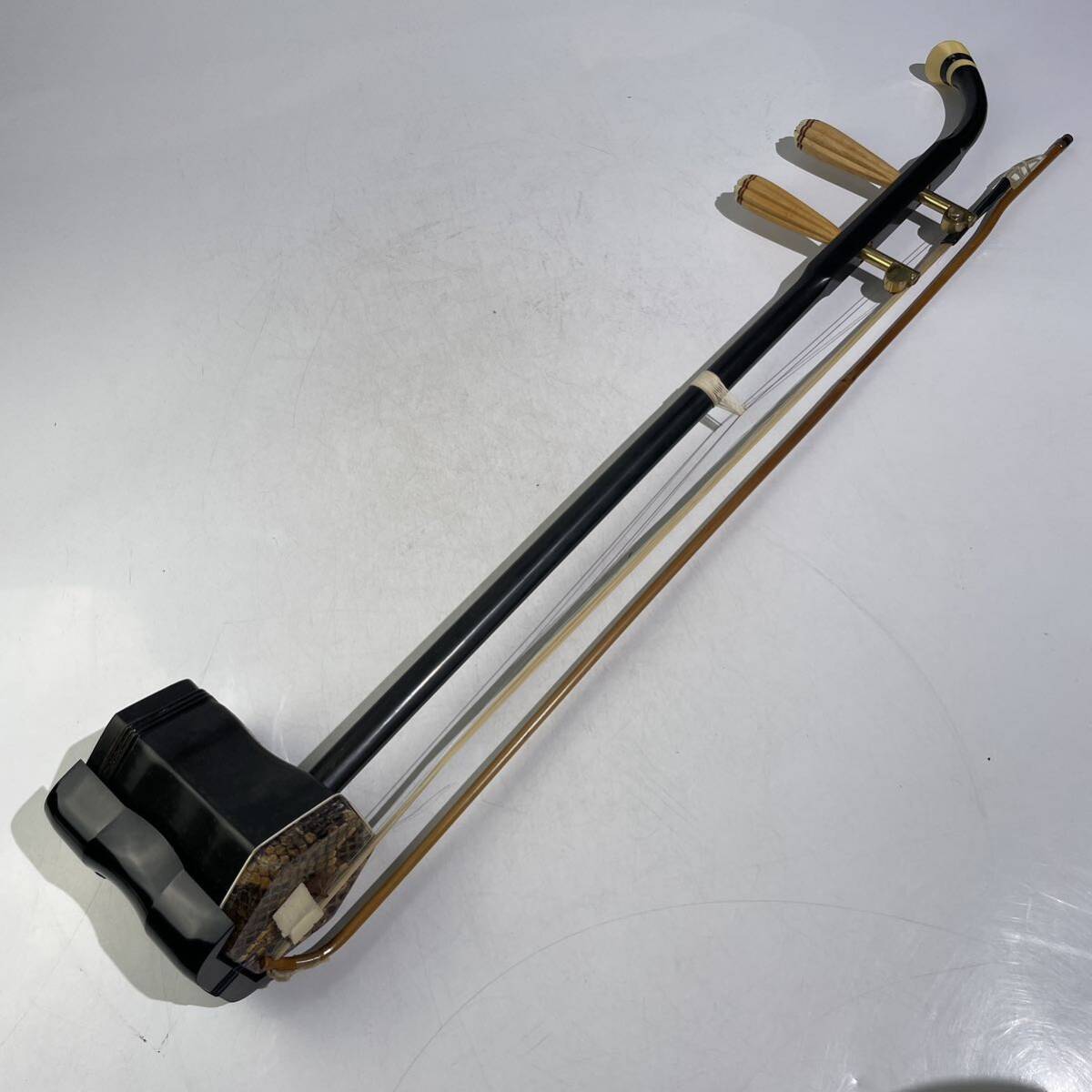  China музыкальные инструменты 2 . с футляром / струнные инструменты этнический музыкальный инструмент традиция музыкальные инструменты . кожа.1955