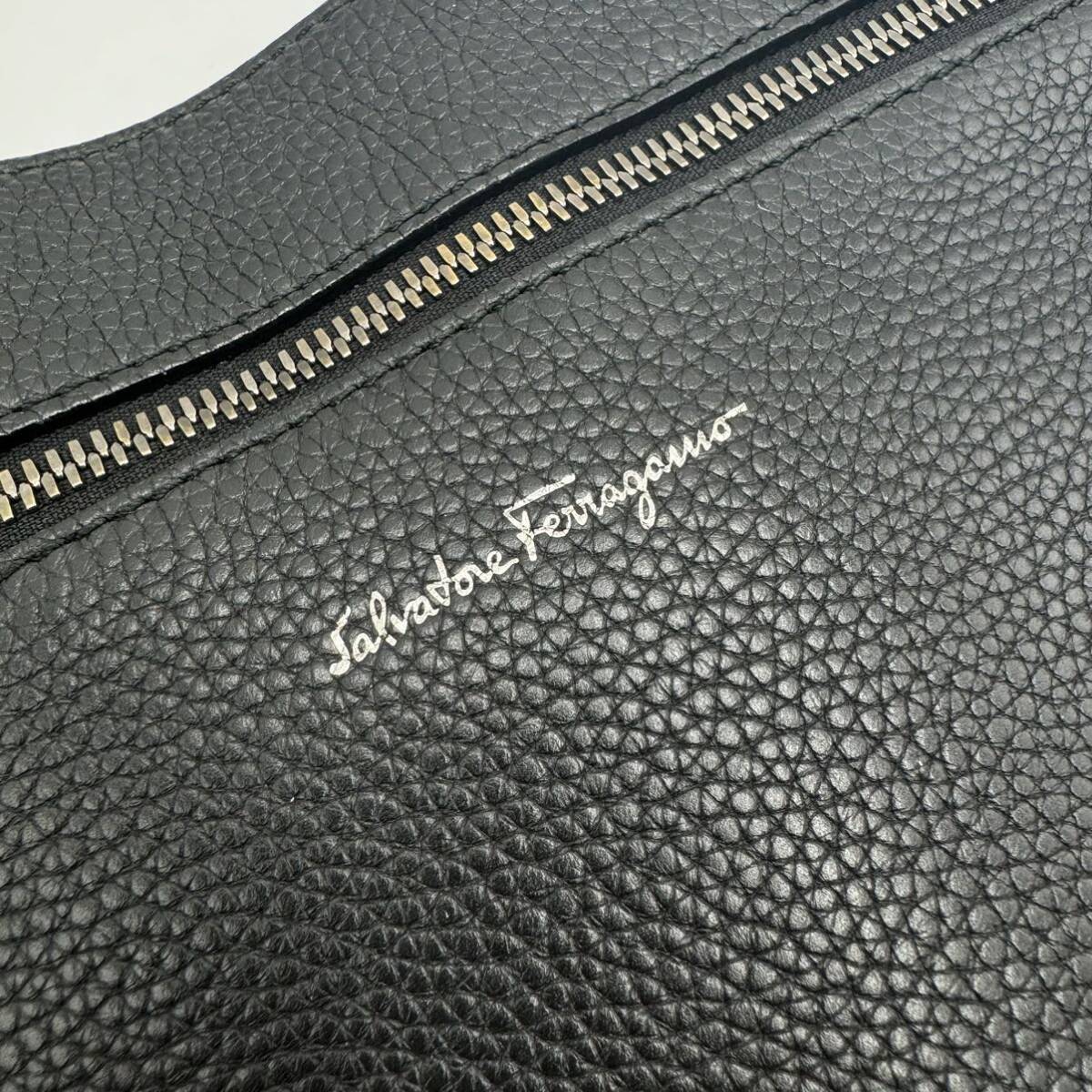 [ ultimate beautiful goods ] Salvatore Ferragamo Ferragamo shoulder bag men's business leather Logo sakoshumesenja- body wrinkle leather black 