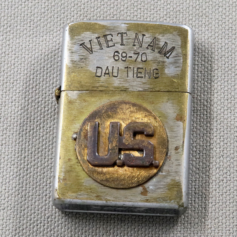 【1円〜／希少モデル】ベトナムジッポー VIETNAM ZIPPO オイルライター 1969年製 アダルトデザイン・USバッジ／（509G）_画像2