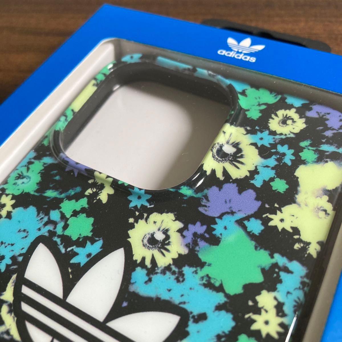 adidas アディダス  iPhone13 / 13 Pro ケース カバー