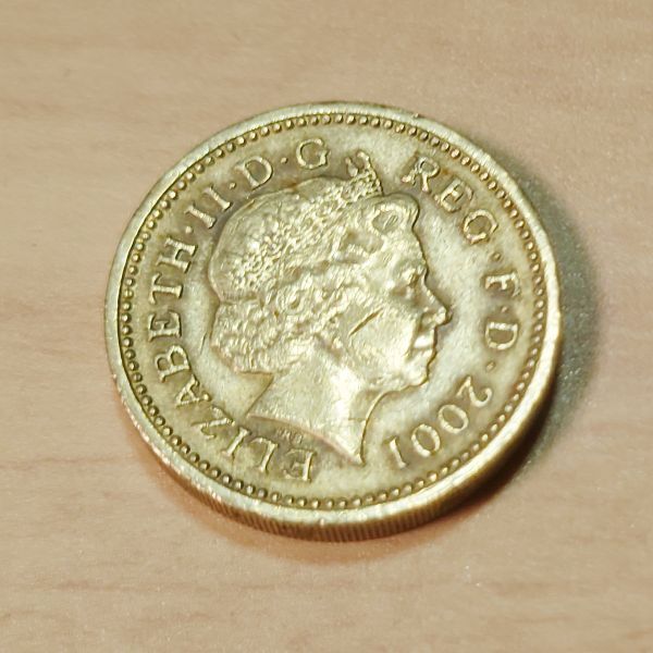 イギリス 2001年 レアコイン ケルト十字 　特別デザイン　記念コイン_画像1