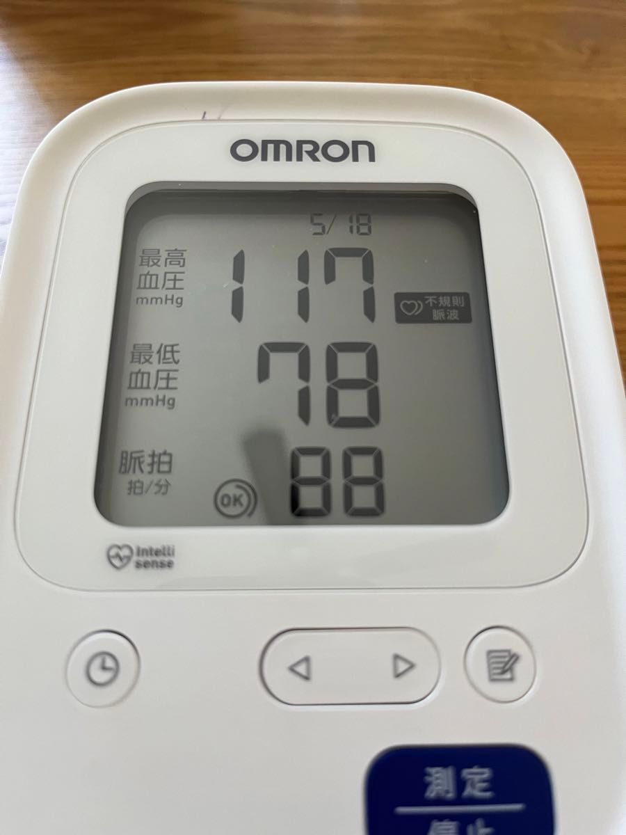 上腕式血圧計 HCR-7104 （ホワイト）