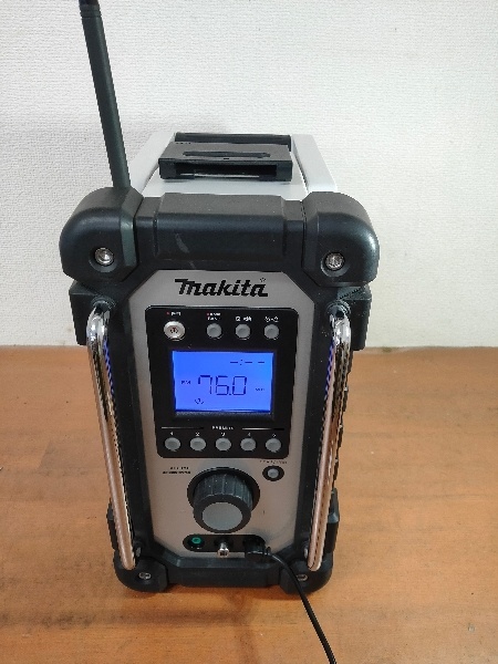 マキタ 充電式ラジオ MR102W 白 バッテリ・充電器別売　ACアダプタ付　動作確認済み_画像1