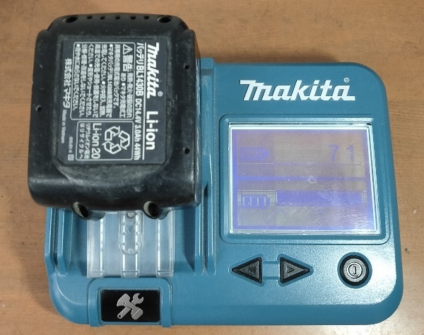 マキタ 充電式インパクトドライバ (バッテリー・充電器) ホワイト TD138DRFXW 動作確認済み オーバーホール済み バッテリー充電71回・74回_画像6