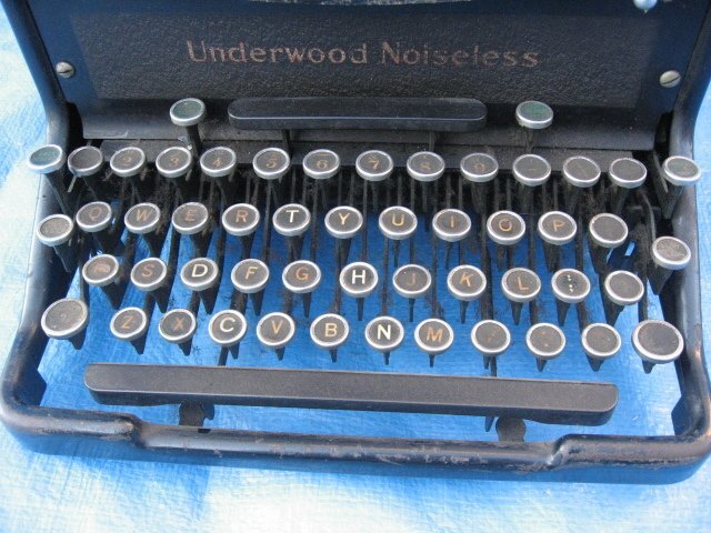 UNDERWOOD under wood typewriter antique interior period thing that time thing present condition goods 