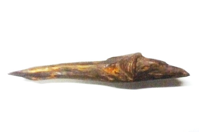 伊勢市の清流・五十鈴川で見つけて来た芯木（流木の芯）を、そのまま研磨した「魚類形の飾り木」_画像3．画像１の上面（垂直撮影）です