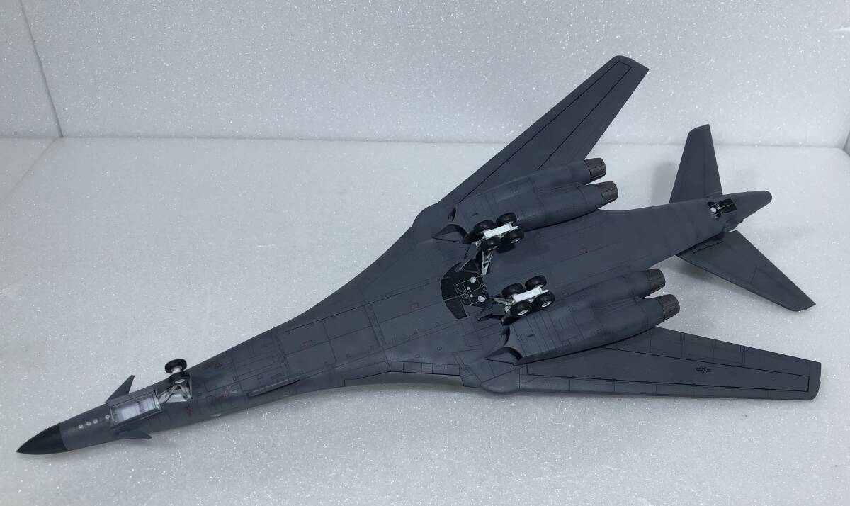 ■完成品 1/144 アメリカ空軍 ロックウェル B-1B ランサー 可変翼超音速戦略爆撃機_画像10