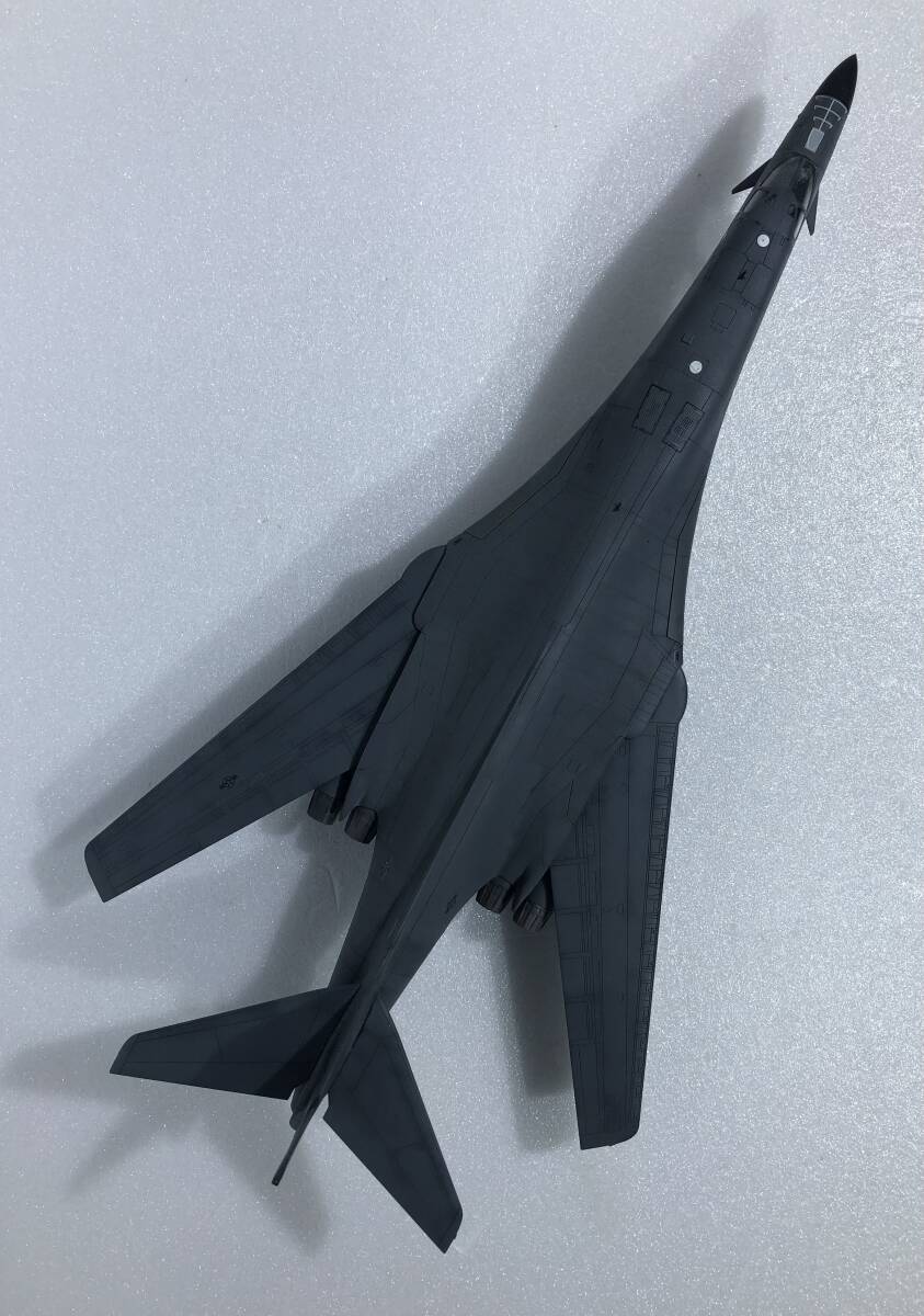 ■完成品 1/144 アメリカ空軍 ロックウェル B-1B ランサー 可変翼超音速戦略爆撃機_画像3