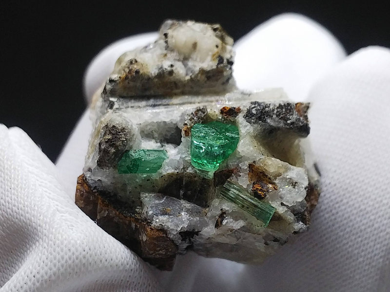宝石質 エメラルド 緑柱石 ラフ 母岩付き 結晶 原石 標本 アフガニスタン産 約40ct 5_荒れや欠け等あり