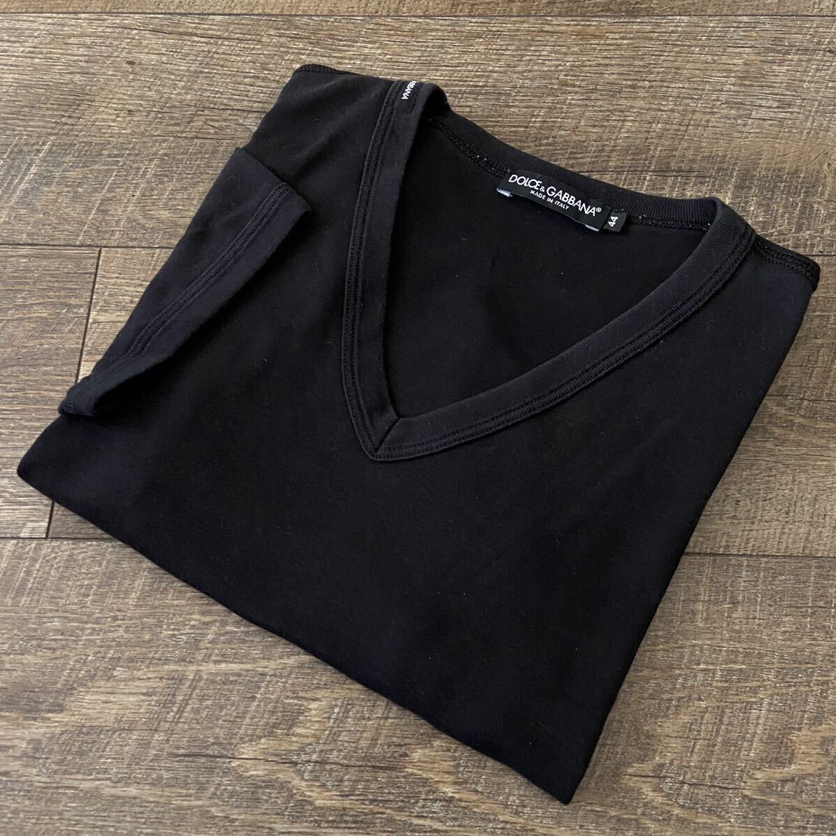 定番 イタリア製 DOLCE&GABBANA ドルチェ&ガッバーナ 襟ロゴパッチ Vネック 半袖 Tシャツ 44(S相当) ブラック ストレッチ トップス メンズの画像1