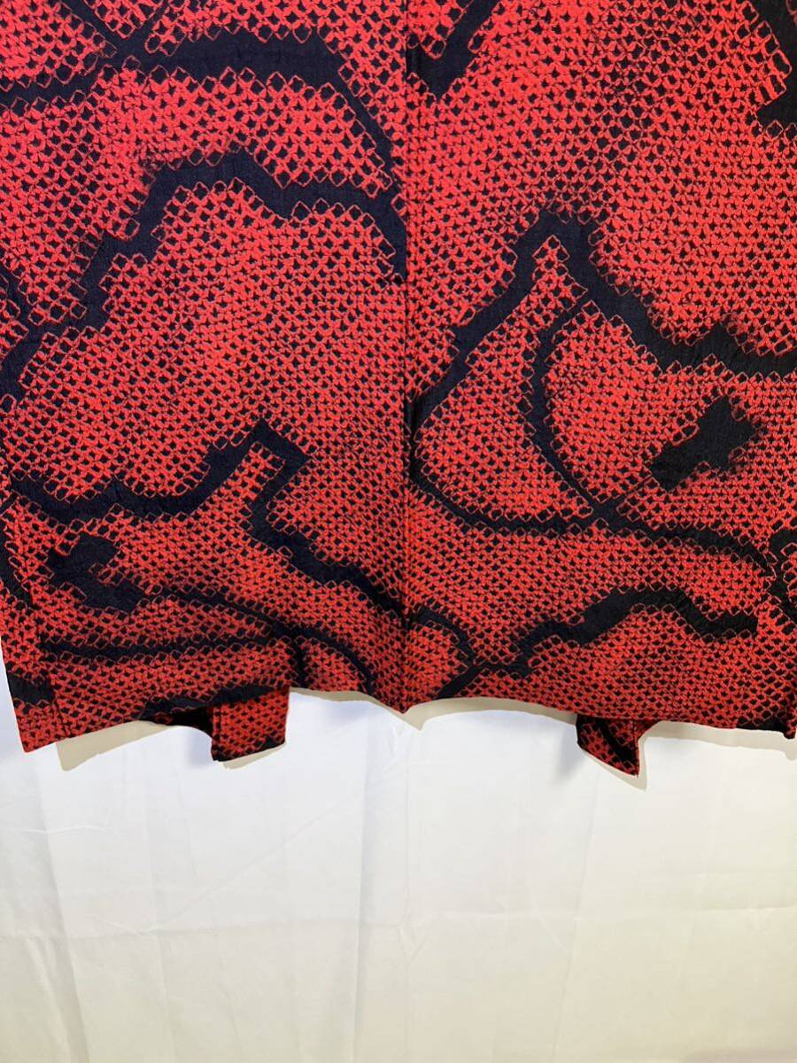 羽織り　正絹　赤模様　紐付き　黒色地　着物　和服　和装　着物コーデ　リメイク　衣装　百貨店　高級_画像9