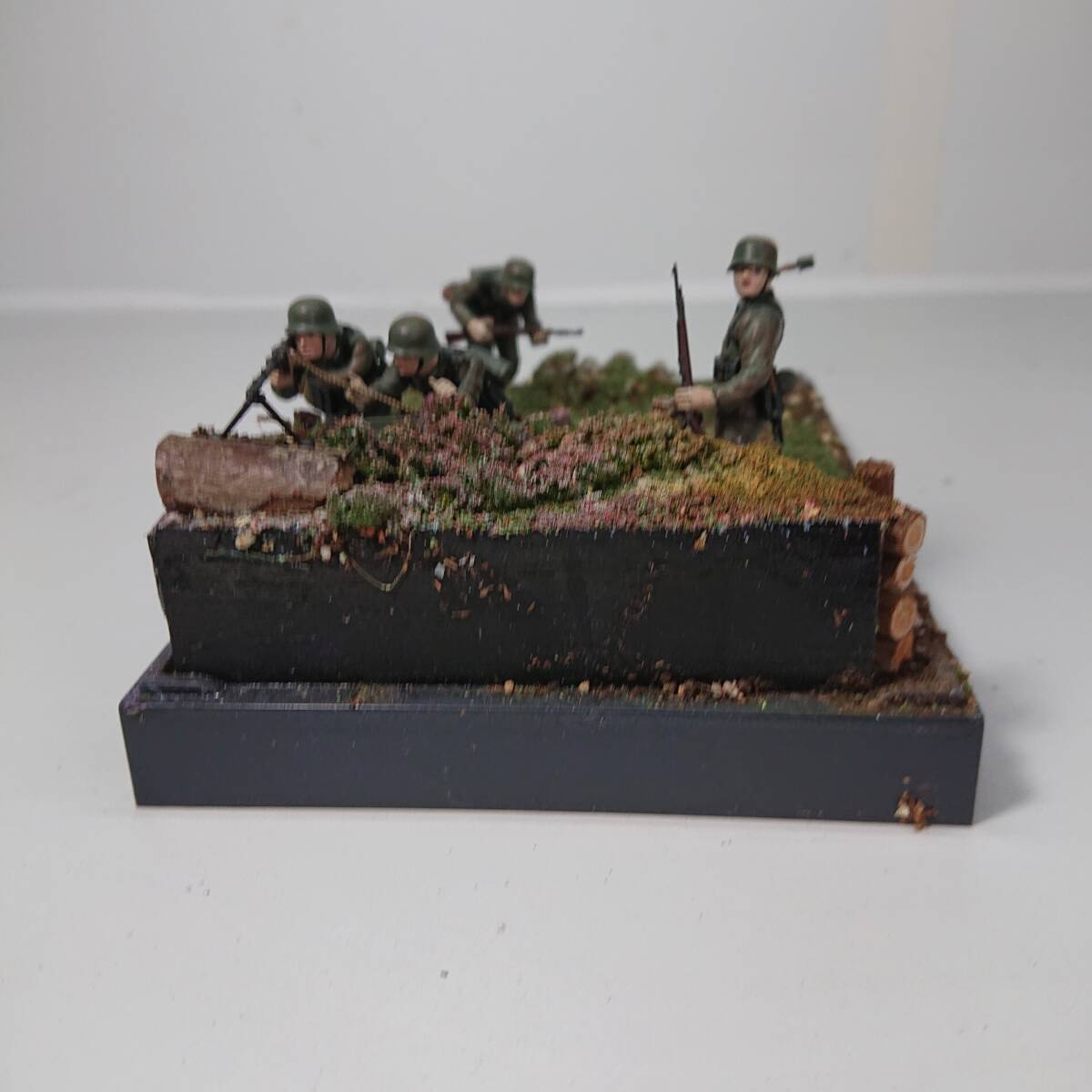 送料込み_23)ヒカリ工房製_1/35_ドイツ軍_戦闘シーンのディオラマ(立ち打ち_お花畑)_完成品送付用アクリルケース付き_塗装済み完成品_画像2