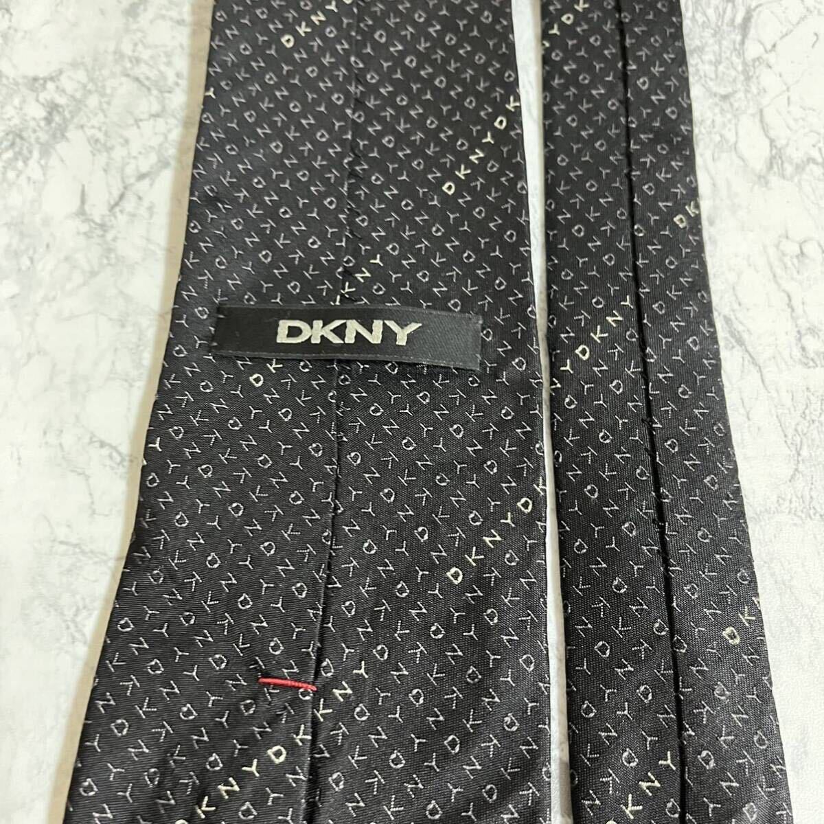 1円 1スタ 美品 DNKY DONNA KARAN ダナキャラン ブランドネクタイ 超高級 ビジネススーツ 総柄 シルク 絹 ハイブランド ロゴ グレー_画像5