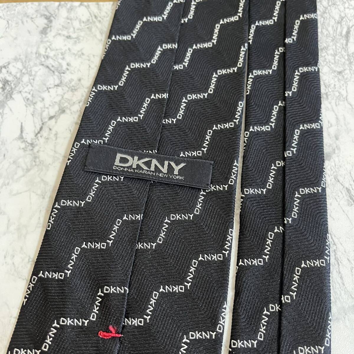 1円 美品 DKNY DONNA KARAN ダナキャラン 即日発送 ブランドネクタイ 超高級 ビジネススーツ マルチカラー 総柄 シルク 絹 ハイブランド 黒_画像5