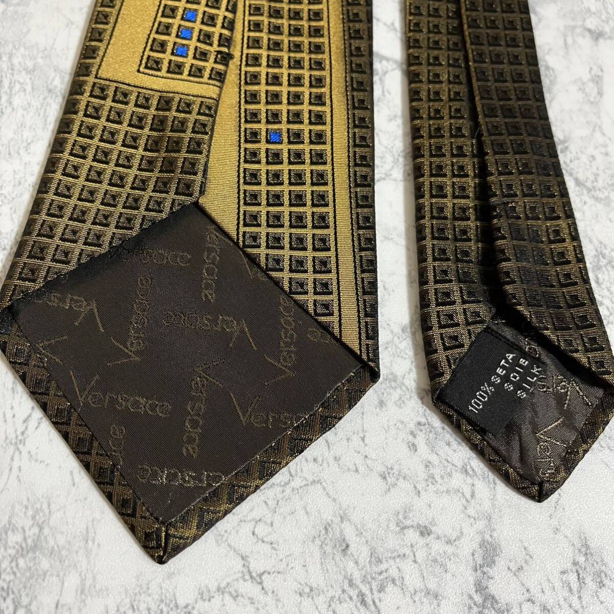 1円 美品 Gianni Versace ジャンニヴェルサーチ 即日発送 ブランドネクタイ 総柄 シルク 絹 ハイブランド 金 チェック柄 ストライプ柄_画像4