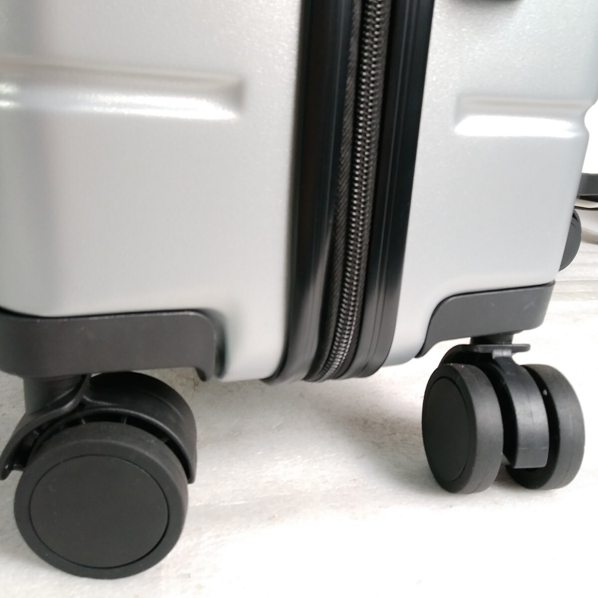 ス81　Sサイズ　シルバー　スーツケース　キャリーケース　在庫処分_画像4