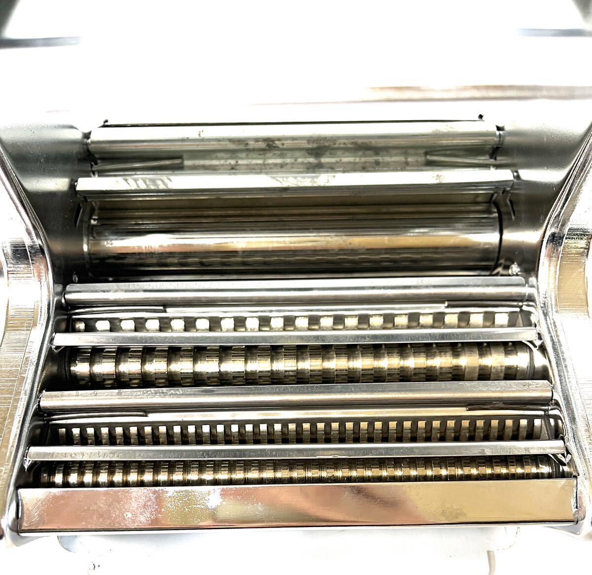 【丹】 製麺機 家庭用 そば打ち機 ヌードルメーカー ステンレス製 手動 分離式 耐久性 うどん 餃子など カッターサイズ 幅2mm / 4mm _画像5