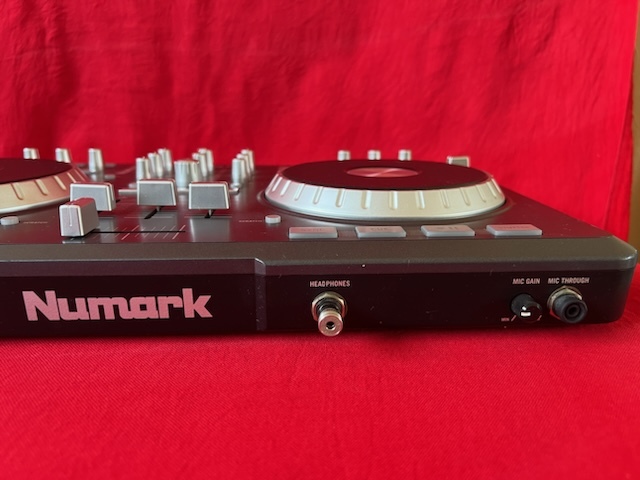 Numark Mixtrack Pro DJ контроллер 