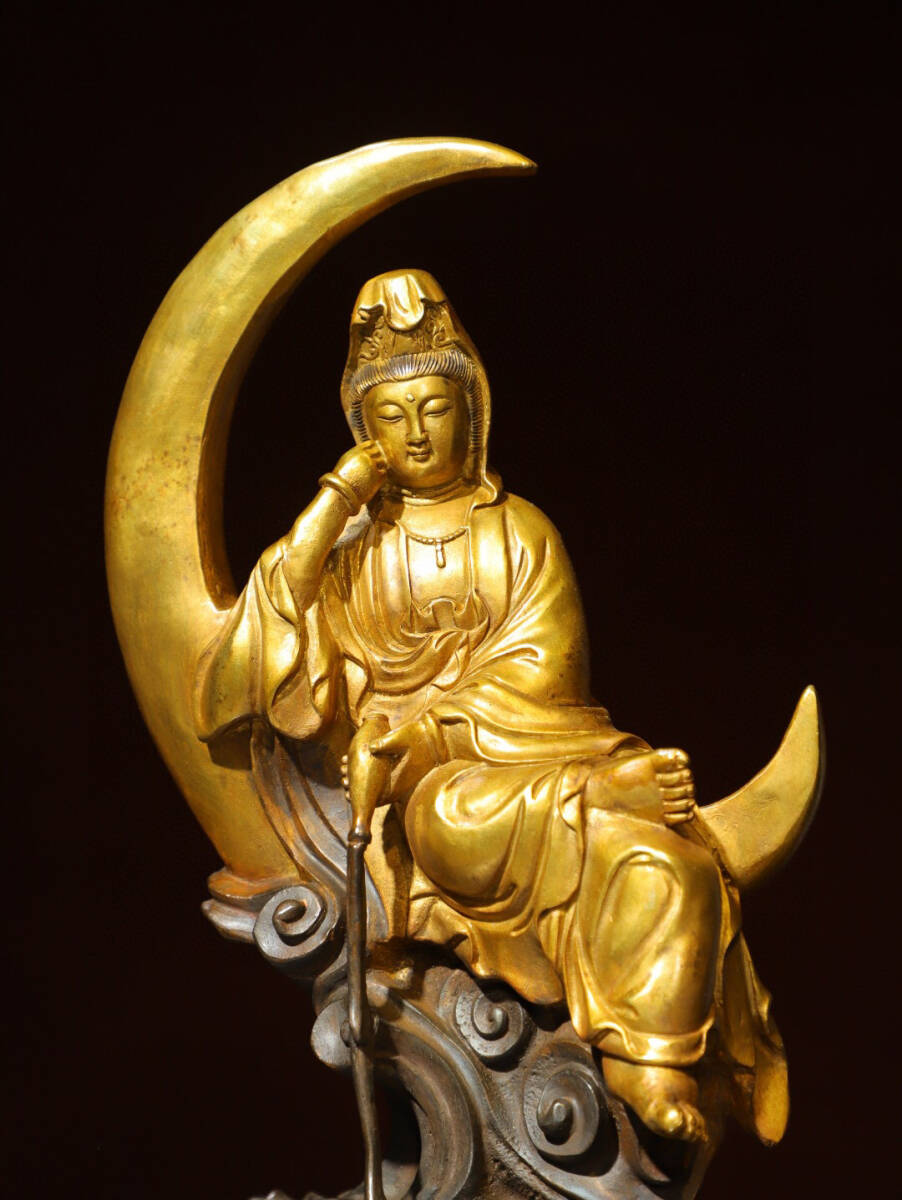 【古寶奇蔵】銅製・塗金・月亮觀音像・置物・賞物・中国時代美術_画像2