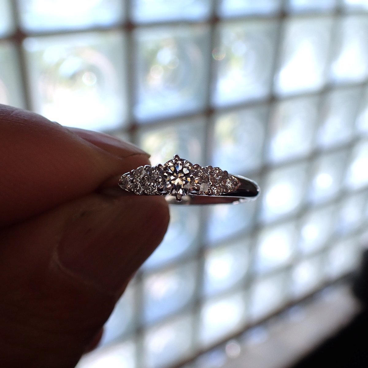 F3872『インフレ時代の賢者は婚約指輪は誰かが損したやつを買う！』天然絶品ダイヤモンド０.２３、０.１４ct 最高級Pt900無垢リングの画像4