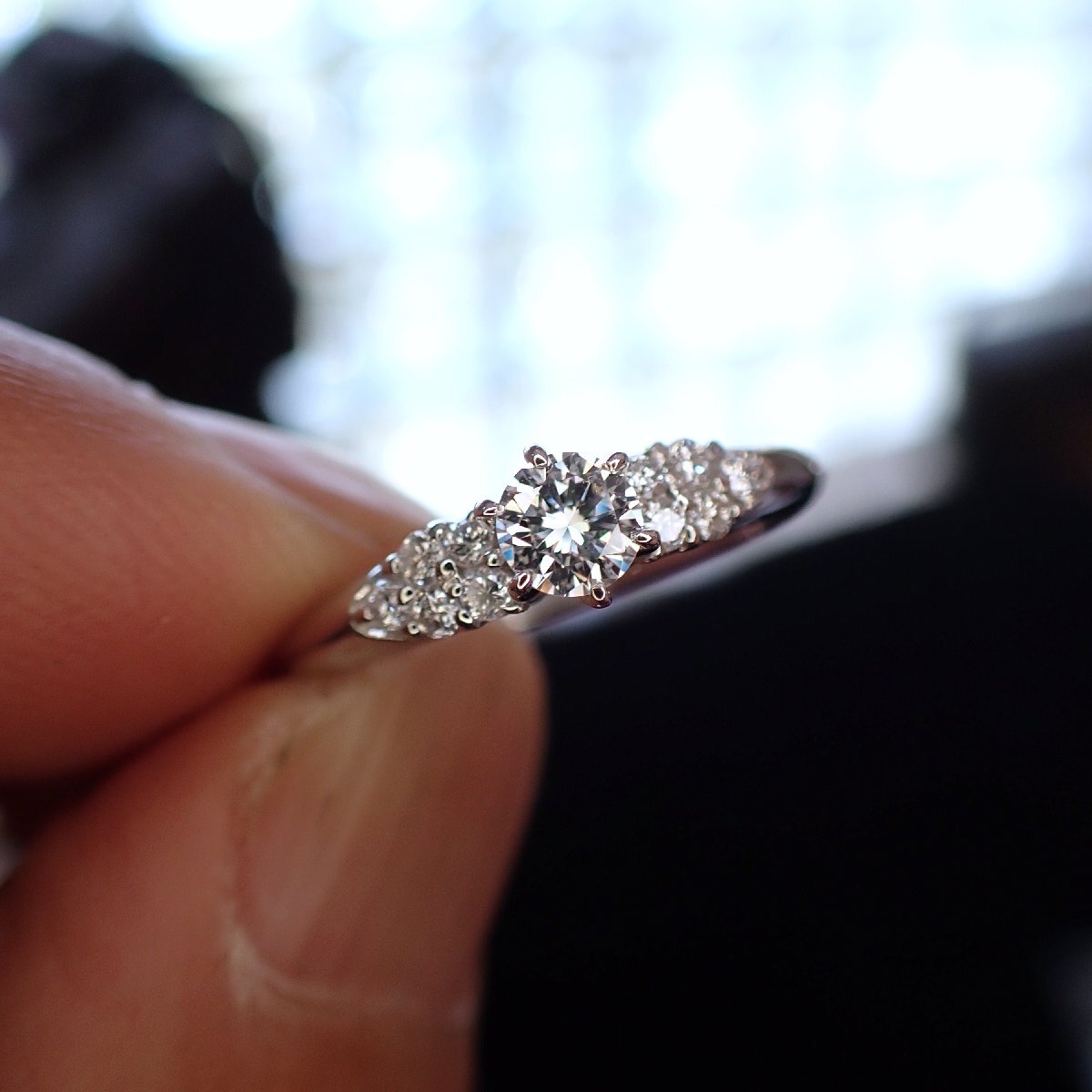 F3872『インフレ時代の賢者は婚約指輪は誰かが損したやつを買う！』天然絶品ダイヤモンド０.２３、０.１４ct 最高級Pt900無垢リングの画像1
